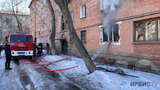 Жителей многоэтажки эвакуировали из-за пожара в квартире в Павлодаре